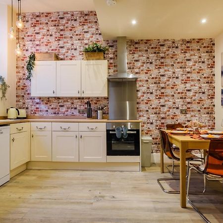 באונס-און-ווינדרמיר Flat 2, The Old Antiques Warehouse - Free Off-Site Health Club Access With Pool, Sauna, Steam Room & Gym מראה חיצוני תמונה