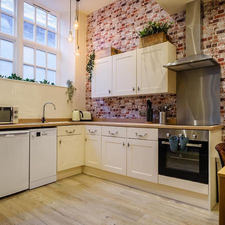באונס-און-ווינדרמיר Flat 2, The Old Antiques Warehouse - Free Off-Site Health Club Access With Pool, Sauna, Steam Room & Gym מראה חיצוני תמונה