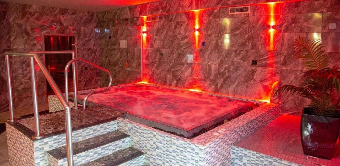 באונס-און-ווינדרמיר Flat 2, The Old Antiques Warehouse - Free Off-Site Health Club Access With Pool, Sauna, Steam Room & Gym מראה חיצוני תמונה